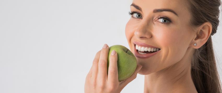 7 أطعمة يمكن أن تدمّر أسنانك! تعرفي عليها