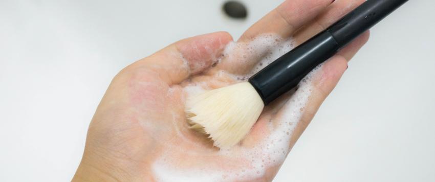 تنظيف المكياج