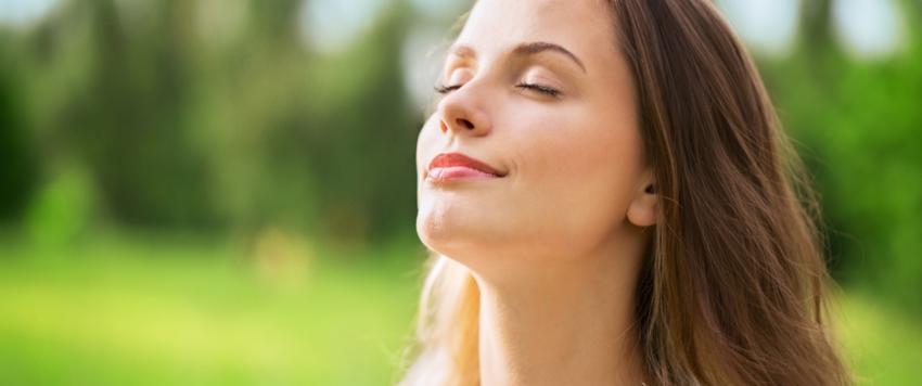 كرر الشهيق والزفير من فتحتي الأنف، مع تحريك السرة نحو العمود الفقري،