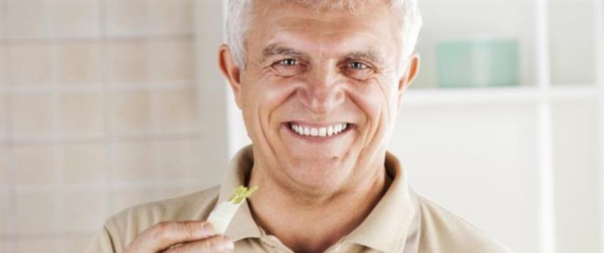 رجل خمسيني يأكل