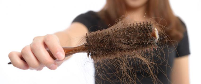 14 سبباً لتساقط الشعر المفاجئ