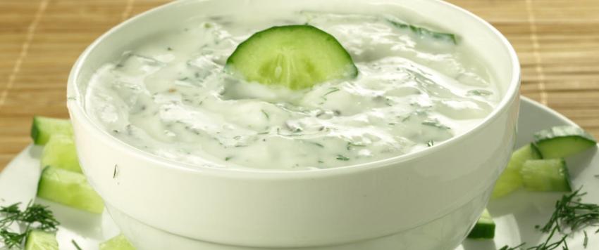 سلطة خيار باللبن