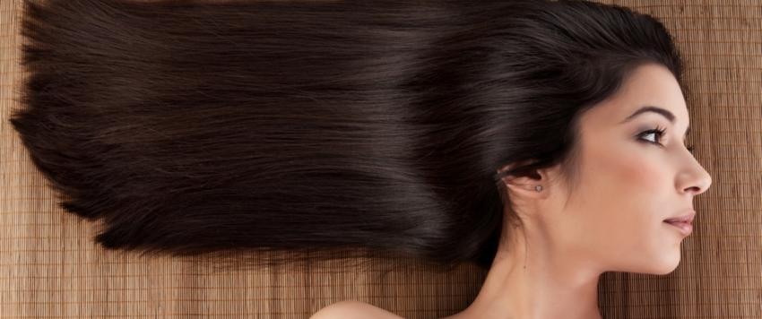 فرد الشعر من أكثر الأضرار التي تضر خصلات الشعر