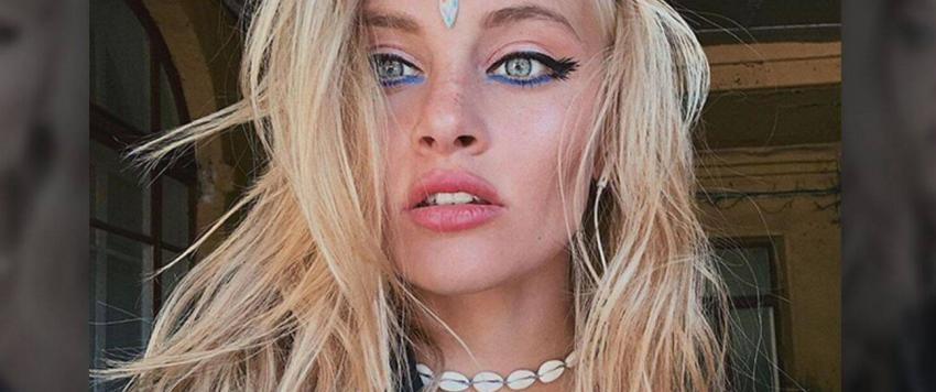 عارضة أزياء