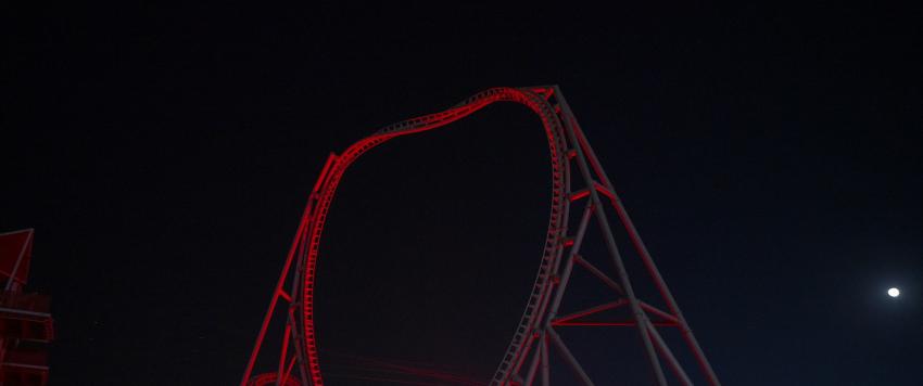 جزيرة ياس تضيء باللون الأحمر احتفاءً بالذكرى العاشرة لافتتاح عالم فيراري أبوظبي