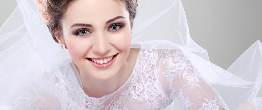 عروس ترتدي فستان العرس والطرحة.