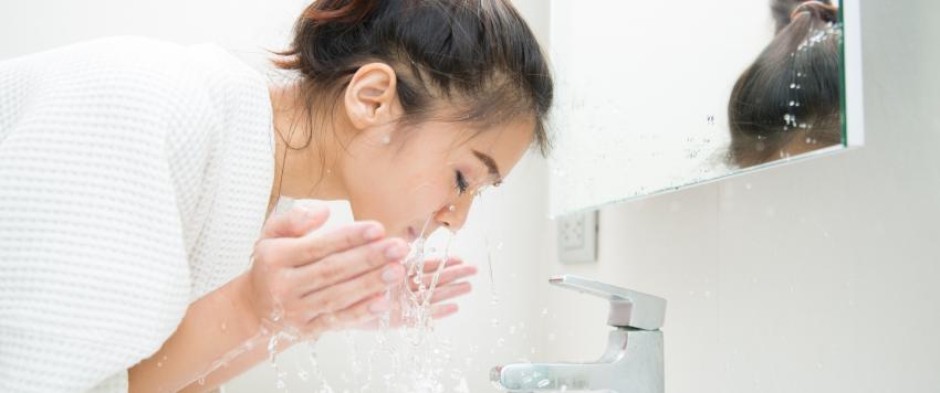  لتنظفي المنطقة المحيطة بالعين، احرصي دائماً على اختيار المنتجات التي تحتوي على زيوت طبيعية