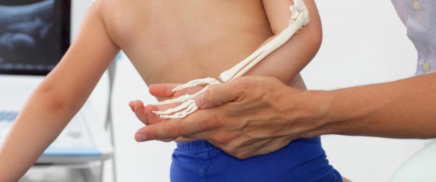 كيف يمكن للوالدين حماية عظام ومفاصل أطفالهم وهم يكبرون؟