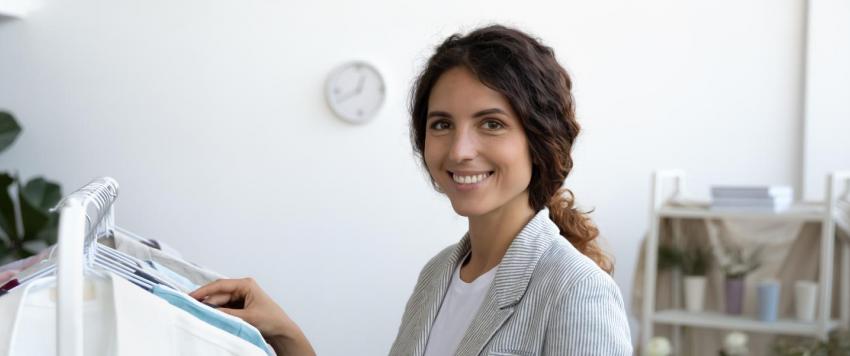 كيفية إنشاء خزانة ملابس عمل مثالية بميزانية محدودة