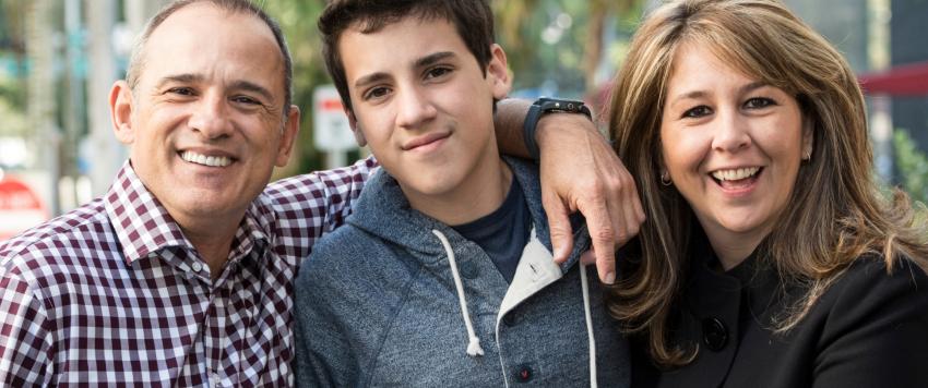 تحدث مع ابنك المراهق أثناء العمل على شيء ما أو القيام بالأعمال المنزلية