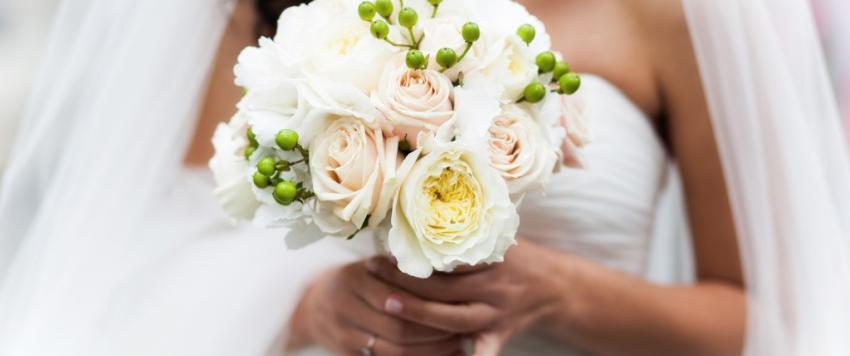 لإطلالة ملكية .. إليك أجمل باقات الورود للزفاف (صور)