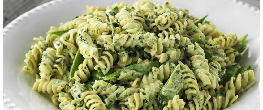 معكرونة بصلصة البيستو