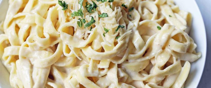 طبق المعكرونة بجبن البارميزان والفطر