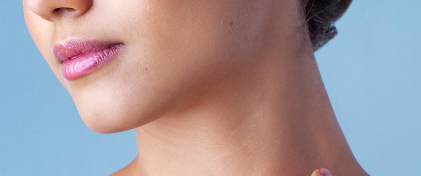 تغيير لون الجلد في منطقة أسفل الذقن.