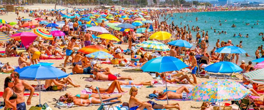 شواطئ إسبانية تضطر للإغلاق بسبب الازدحام وتوافد الناس