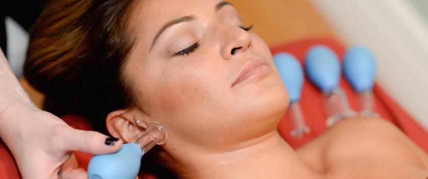 الفوائد والآثار الجانبية .. تعرفي على مزايا استخدام "حجامة الوجه" لعملية تجميل فورية