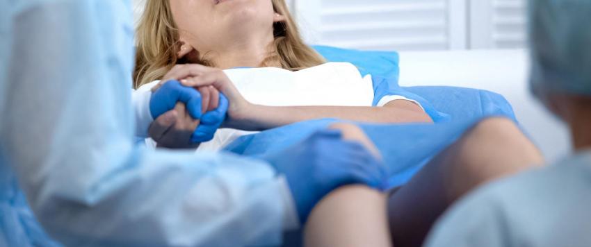 10 أمور إياك والسماح لها أثناء الولادة.. من بينها شق المهبل وتضييقه