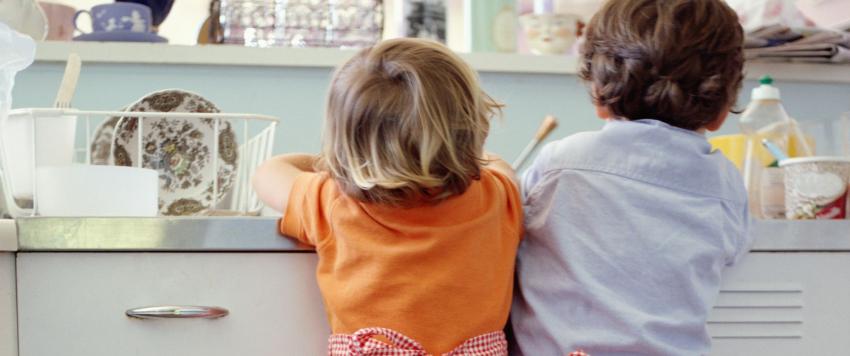 كيف تعلمين طفلك المشاركة في مهام المنزل؟