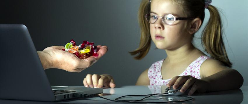 الإساءة عبر الإنترنت