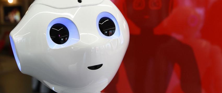 روبوت يحيي مرضى "كورونا" في الفنادق اليابانية