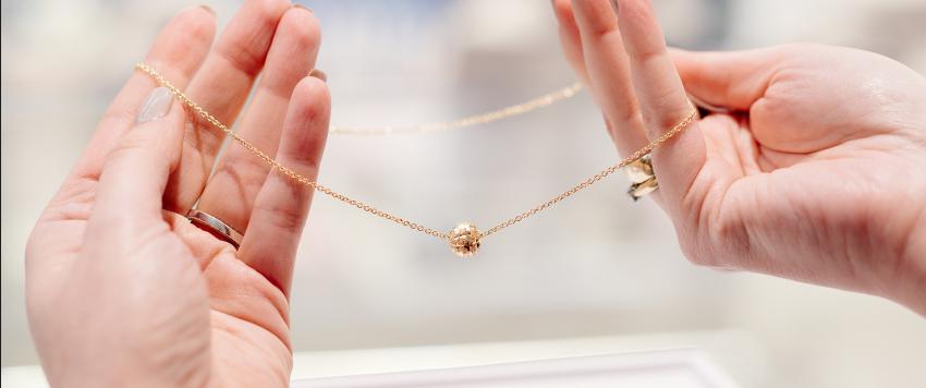 النجمة الأمريكية "كريستين كافياري" تختار مصممة مجوهرات سعودية لتكمل إطلالتها في حفل الأوسكار 2020