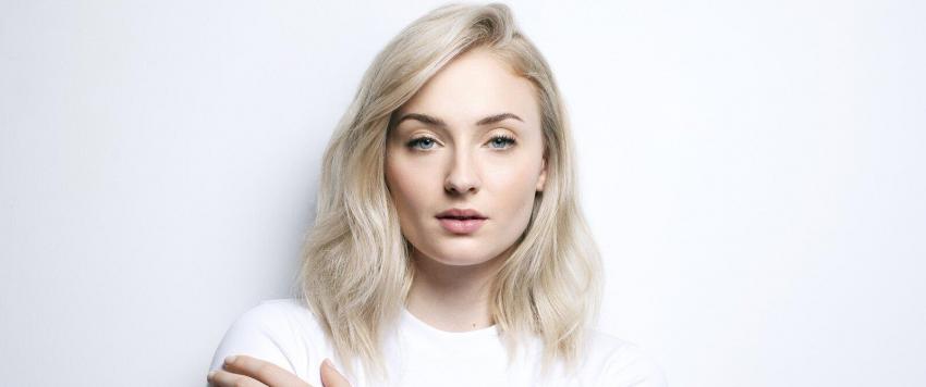 صوفي تيرنر تؤكد حملها بهذه الطريقة