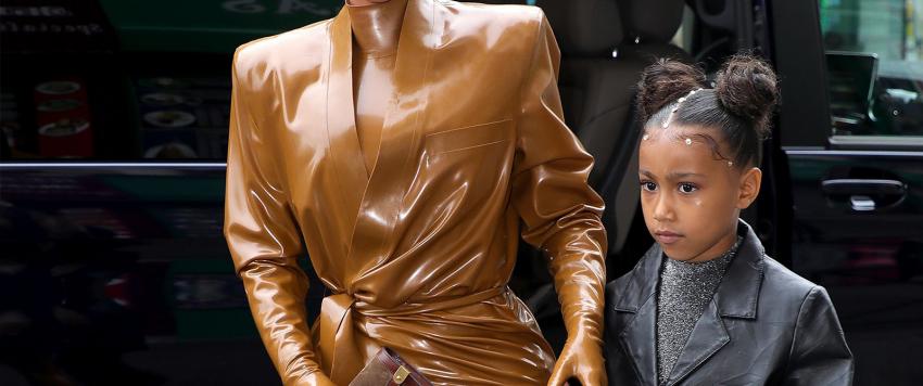 ابنة كيم كارداشيان تخطف الأضواء بعرض أزياء والدها