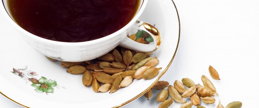 طريقة عمل شاي أسود بالحبهان بالصور