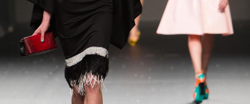 من جيجي حديد إلى كارلي كلوس.. أشهر سقطات عارضات الأزياء على الكات ووك