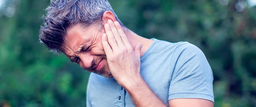 رجل يعاني من آلام الأذن