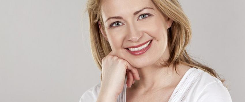 مراة في سن الأربعين