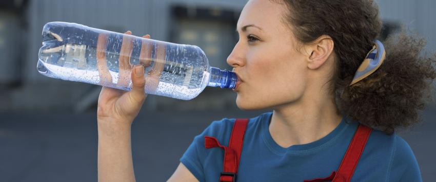 8 اشارات تدل على ان جسمك يحتاج للمزيد من الماء