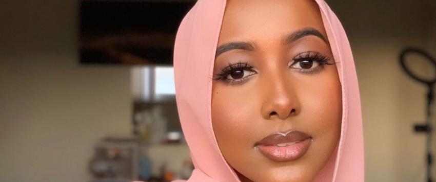 مصممة أزياء تبتكر أحجبة طبيّة للعاملات بالصفوف الأمامية في مكافحة كورونا!