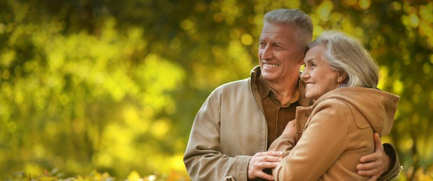 مسن ألماني 89 عامًا يتحدى كورونا ويلتقي صديقته الدنماركية 85 عامًا عبر الحدود 