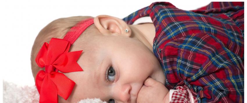 كل ما تحتاج معرفته حول ثقب الأذن للأطفال