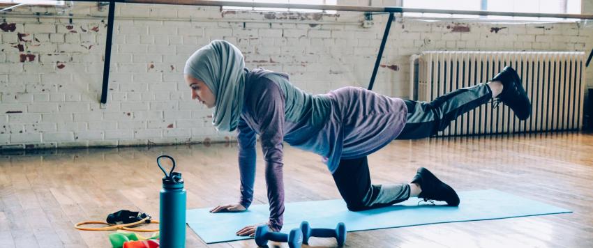 أجمل البدلات الرياضية للمحجبات المناسبة لموسم الخريف  أجمل البدلات الرياضية للمحجبات المناسبة لموسم الخريف