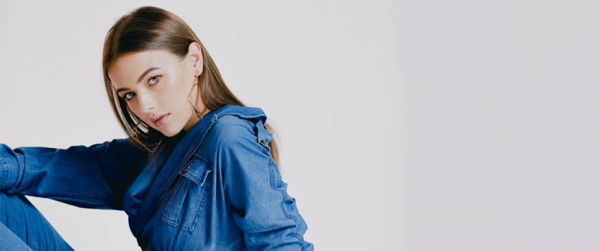 إستوحي إطلالتك بالـ جمبسوت الجينز من الفنانات العربيات!