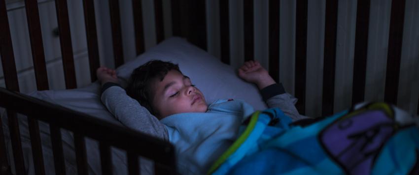 ساعدي طفلك في التغلب على خوفه من الظلام بهذه الطرق