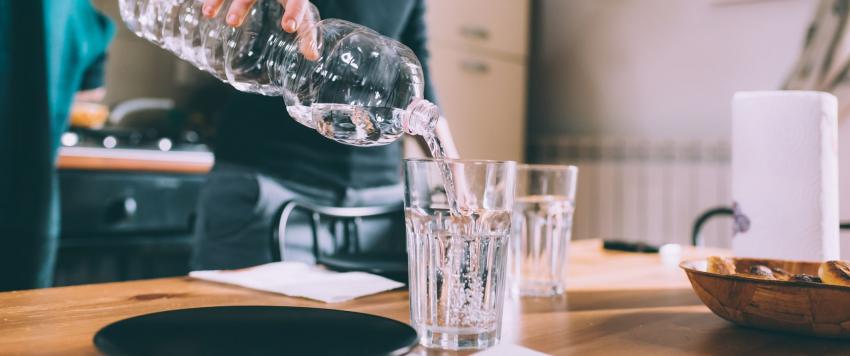 هل شرب السوائل أثناء تناول الطعام ضار أم مفيد للصحة؟ 