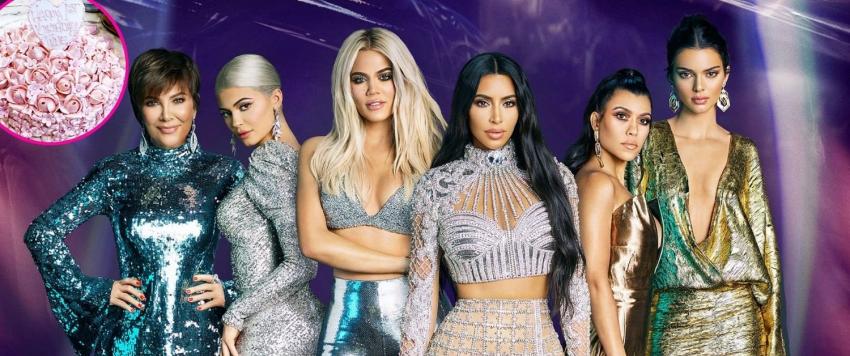 كيم كارداشيان تنشر صورة لشقيقاتها في الماضي .. وكايلي جينر تطالبها بحذفها