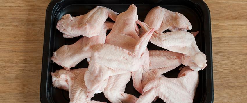هل يمكن إعادة تجميد الدجاج بعد إذابة الثلج عنه؟
