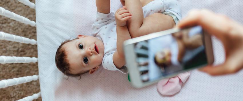 احذري من هذه النوعية عند نشر صور لطفلك