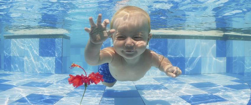 كيف تتغلبين علي خوف طفلك من الماء