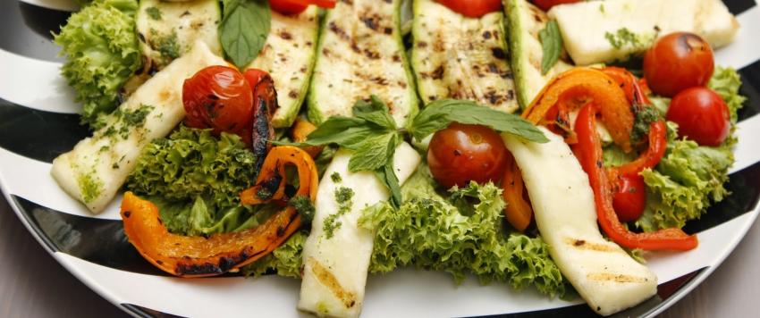 سلطة الخضار وجبن الحلوم