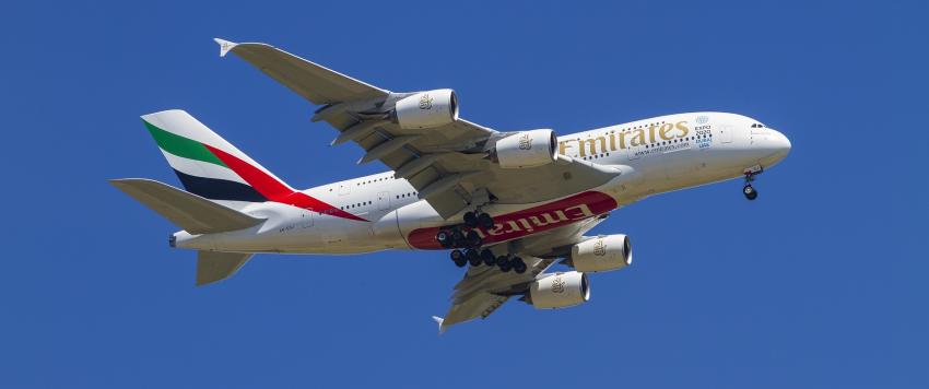 وظفو طيران الإمارات يلوّحون للطائرات