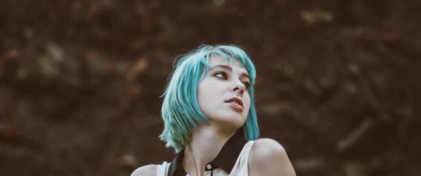 كيف ظهر المشاهير دون الاستعانة بمصففي الشعر