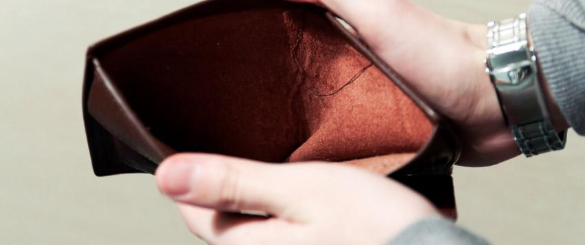 أبراج بحاجة دائمًا إلى المال