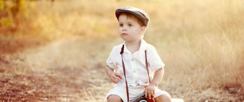 أجمل إطلالات عصرية تناسب صغيرك