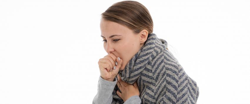 معدتك قد تسبب لك سعالًا مزمنًا.. ما السبب؟