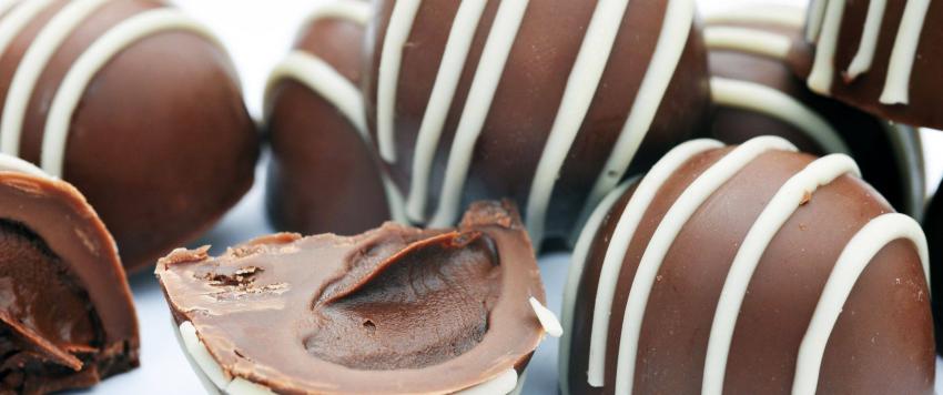 طريقة عمل كرات الشوكولاته بالبسكويت